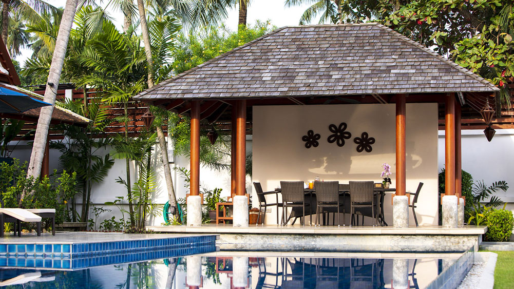 Tawantok Beach Villas - Relaxing poolside dining bale